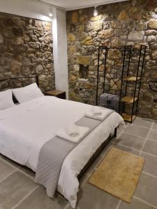 Postel nebo postele na pokoji v ubytování Villas Kertezi