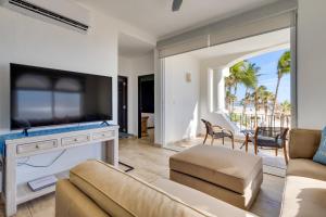 Un televizor și/sau centru de divertisment la Beachfront Oasis in Cabo with Resort Amenities!