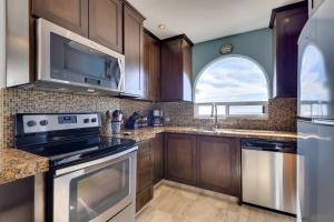 O bucătărie sau chicinetă la Beachfront Oasis in Cabo with Resort Amenities!