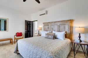 Un pat sau paturi într-o cameră la Beachfront Oasis in Cabo with Resort Amenities! +28 fotografii