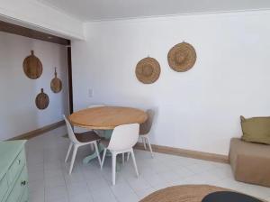 uma cozinha com mesa e cadeiras num quarto em New Cozy Apartment em Vilamoura