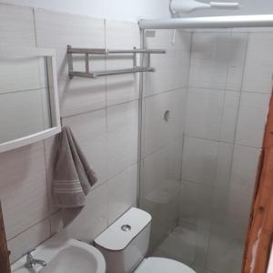 a bathroom with a shower and a toilet and a sink at Cs 3 qts, Brasília, Taguatinga. in Brasília