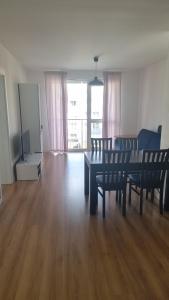 Televízia a/alebo spoločenská miestnosť v ubytovaní WROCLOVE_NET APARTMENTS