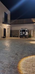 ein leeres Zimmer mit einem weißen Van darin. in der Unterkunft Villa Alexandra in Antananarivo