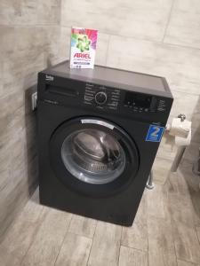 uma máquina de lavar roupa com uma caixa em cima em kechi House apart hotel em Tsaghkadzor