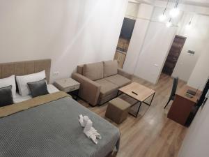 um quarto com uma cama com um bicho de peluche em kechi House apart hotel em Tsaghkadzor