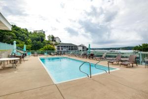 Bazén v ubytování Views and Pool Access Luxurious Lake Ozark Condo nebo v jeho okolí