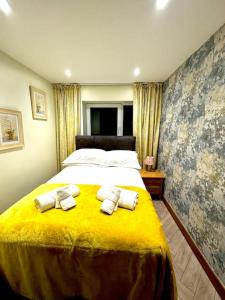 sypialnia z dużym łóżkiem z ręcznikami w obiekcie The Annex w mieście Dalbeattie