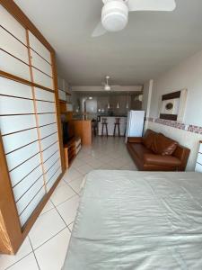 a room with a couch and a living room at Loft Frente ao Mar com Piscina Aquecida, Sauna Privada - Arraial do Cabo in Arraial do Cabo