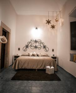 um quarto com uma cama numa parede branca em Mesón del Alcalde em Lagos de Moreno