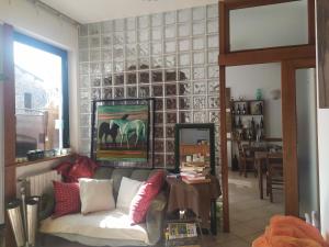 ein Wohnzimmer mit einem Sofa und einem Tisch in der Unterkunft Da Teresa in Bardineto