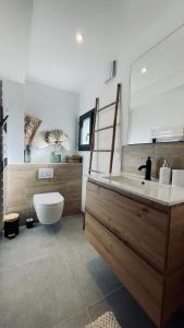 a bathroom with a tub and a sink and a toilet at Le Chalet de la Plage in Sévrier