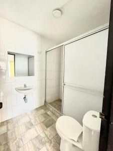 a bathroom with a toilet and a sink at Hotel Tradicional Villeta in Villeta