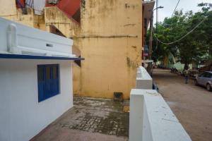un edificio con una porta blu sul lato di una strada di Sweet Spot a Pondicherry