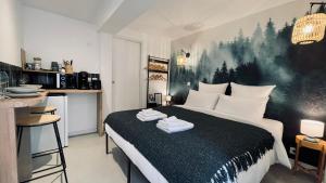 a bedroom with a bed with towels on it at Le Chalet de la Plage in Sévrier