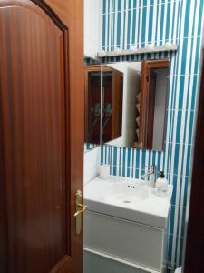 a bathroom with a sink and a mirror at Apartamento pleno centro Ferrol. in Ferrol