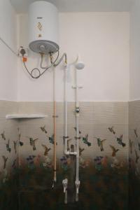 bagno con doccia e soffione di Sweet Spot a Pondicherry