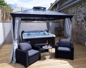 Patio nebo venkovní prostory v ubytování Superbe Gîte bord de mer avec jacuzzi 6 personnes