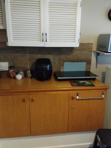 una encimera de cocina con ordenador portátil. en San-Lou Airbnb, en Sunridge Park