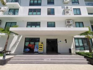 un edificio bianco con una porta di fronte di Water park Rawai Beach 200m Nai Han king bedroom a Rawai Beach