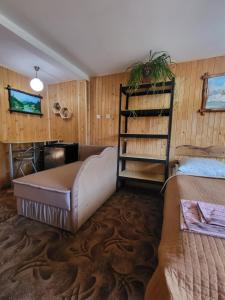 Un dormitorio con una cama grande y un estante en Fortuna, en Lazeshchyna