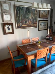 un comedor con una mesa con sillas y una pintura en Suite del Manzanares en Madrid, en Madrid