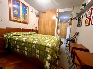 1 dormitorio con 1 cama con manta verde y blanca en Suite del Manzanares en Madrid, en Madrid