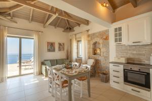 Η κουζίνα ή μικρή κουζίνα στο PHAEDRA, Luxury Villa Private Infinity Pool Sea View Stoupa