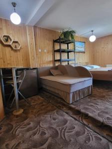 uma sala de estar com um sofá e uma mesa em Fortuna em Lazeshchyna