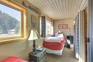 Stunning Red River Retreat Next to Ski Lift! في ريد ريفر: غرفة صغيرة بسريرين ونافذة