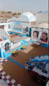 eine Luftansicht eines Spielplatzes mit Tischen und Bänken in der Unterkunft Fadlos Anay Nubian Guesthouse فضلوس أناي in Assuan