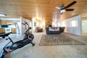 un soggiorno con ventilatore a soffitto e tapis roulant di North Jackson Vacation Rental with Wraparound Deck! 