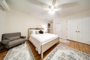 una camera bianca con un letto e una sedia di North Jackson Vacation Rental with Wraparound Deck! 