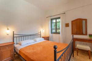 ストウパにあるSOFIA, Luxury Stone Villa in Stoupa with Private Pool, BBQ and Amazing Sea Viewのベッドと机と窓のある寝室 +29枚の写真