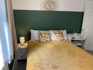 Säng eller sängar i ett rum på London Road Flats - Free WIFI, washing machine, smart TV, easy access to A50