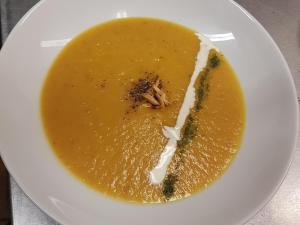 un bol de soupe sur une assiette blanche dans l'établissement Éco Spa Highland, à Grenville-sur-la-Rouge