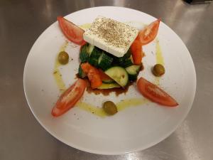 un piatto di cibo con verdure su un tavolo di Éco Spa Highland a Grenville-sur-la-Rouge Altre 18 foto