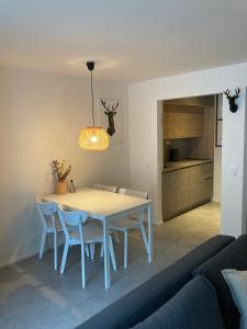 comedor con mesa blanca y sillas en Apartmán U Jelena, en Jablonec nad Nisou