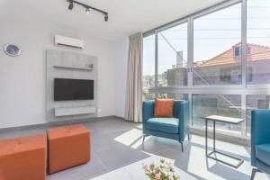 Posezení v ubytování Vibe 205, Modern 2 Bedroom Apartment in Awkar