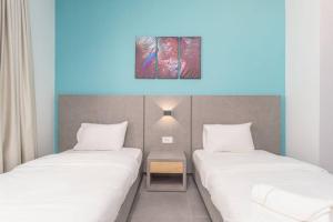 מיטה או מיטות בחדר ב-Vibe 205, Modern 2 Bedroom Apartment in Awkar