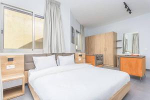 מיטה או מיטות בחדר ב-Vibe 205, Modern 2 Bedroom Apartment in Awkar