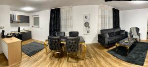 een woonkamer met een tafel en stoelen bij Luxury Apartment in Neu Ulm