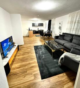 een woonkamer met een bank en een tafel bij Luxury Apartment in Neu Ulm