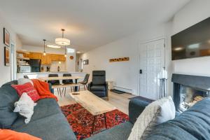 ein Wohnzimmer mit Couch und Kamin in der Unterkunft Walk to Winter Park Bus From Fraser Condo! in Fraser