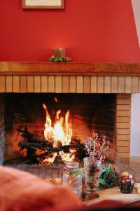 una chimenea con fuego en el medio en Diminio 1 Whole House - Chalet, en Arachova