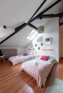 Un ou plusieurs lits dans un hébergement de l'établissement Grande Maison Cusset - Maison de ville et Studio