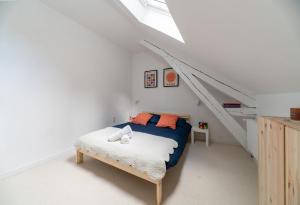 Un ou plusieurs lits dans un hébergement de l'établissement Grande Maison Cusset - Maison de ville et Studio