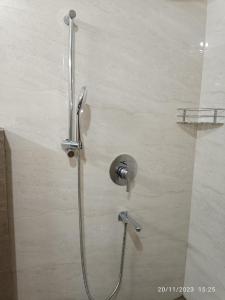 eine Dusche mit Glastür im Bad in der Unterkunft Moksha Infinity Valley in Kotagiri