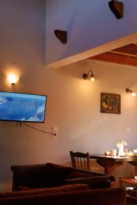 ein Wohnzimmer mit einem Flachbild-TV an der Wand in der Unterkunft Diminio 1 Whole House - Chalet in Arachova