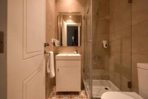 Koupelna v ubytování Teta Latifa 414 Studio in Mar Mikhael